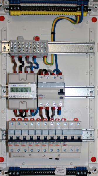 Ftronic Unterverteilung 3-reihig, auf Putz, bestückt mit: 1 Fi und 8 LS B 16 A 1-polig 1 LS B 16A 3-polig + Drehstromzähler